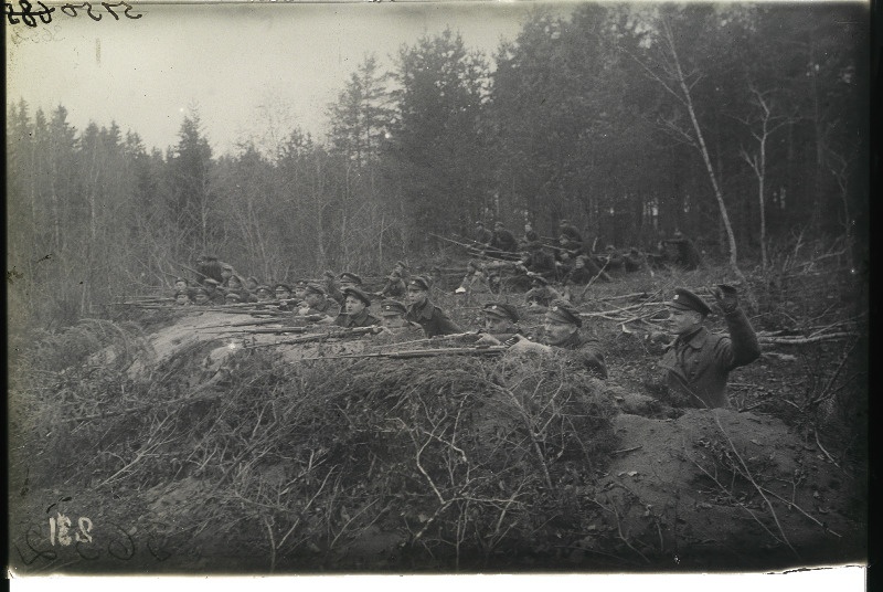 Vabadussõda. 2.Jalaväepolgu üks rood kaevikus. Esiplaanil (käsi üleval) lipnik [Evald Döring].