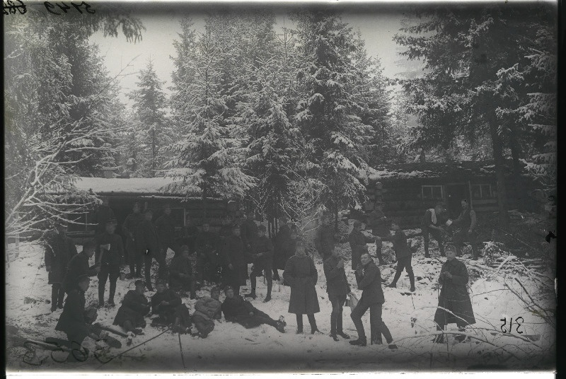 Vabadussõda. 2.Kindluse Raskesuurtükiväe Divisjoni kindlusepatarei nr.7 sõdurid elukohaks olevate palkonnide juures. Keskel seisab (käed taskus) patareiülem alamkapten Paul Borkmann.