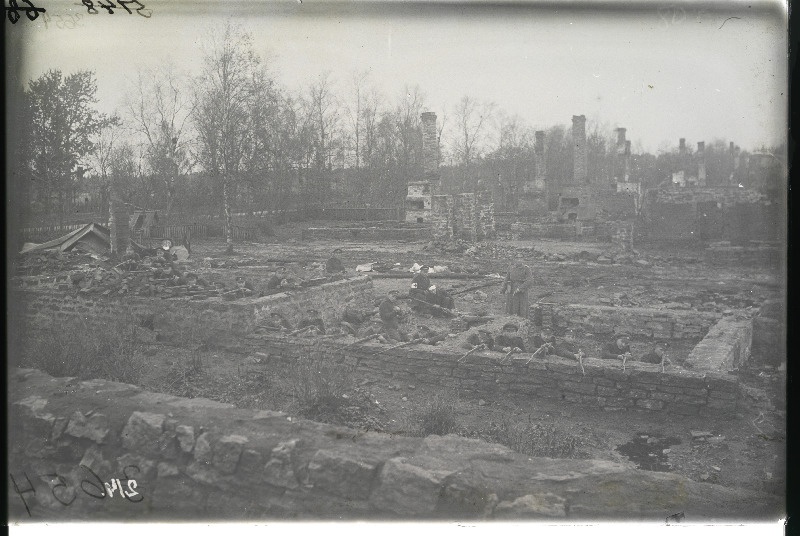 Vabadussõda. 9.Jalaväepolgu 1.roodu 3.rühm Novopjatnitskoje küla varemetes. Taustal seisab (revolver käes) rooduülem lipnik Karl Talts.