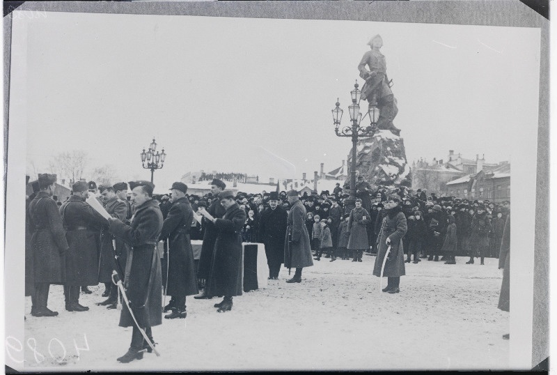 Vabadusristide kätte andmine Vabadussõjas osalenutele Peetri platsil.