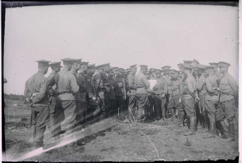 Eesti Vabariigi Sõjakooli kursandid õppuste eel nõu pidamas.