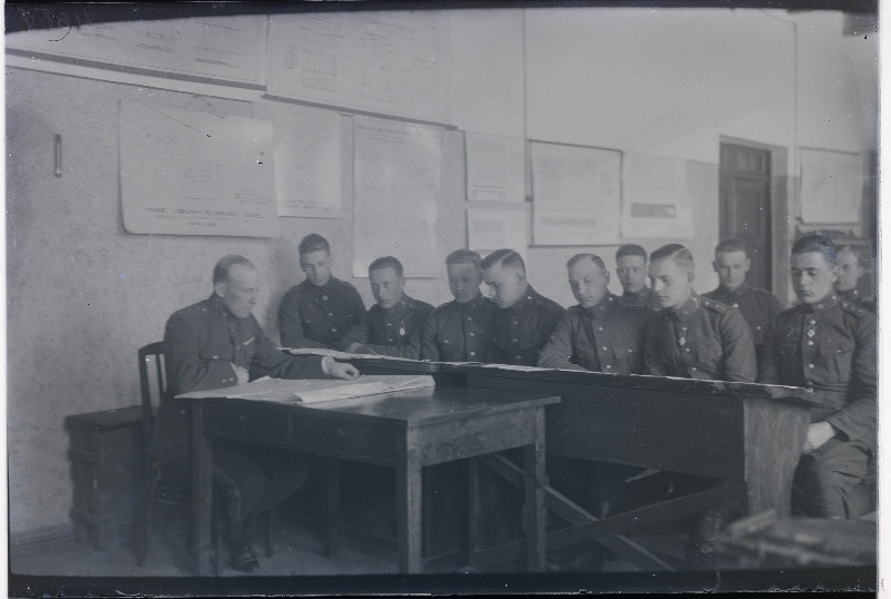 Eesti Vabariigi Sõjakooli kursandid tunnis.
