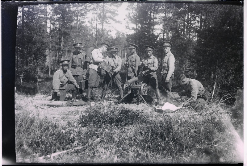 Eesti Vabariigi Sõjakooli kursandid raskekuulipilduja juures.