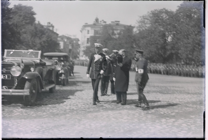 Rootsi kuningas Gustav V Kadrioru lossi rõdul rahvast tervitamas.