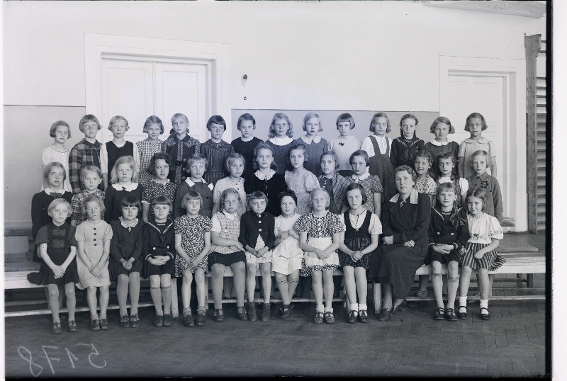 Grupp Tallinna 21. algkooli tüdrukuid oma klassijuhatajaga.