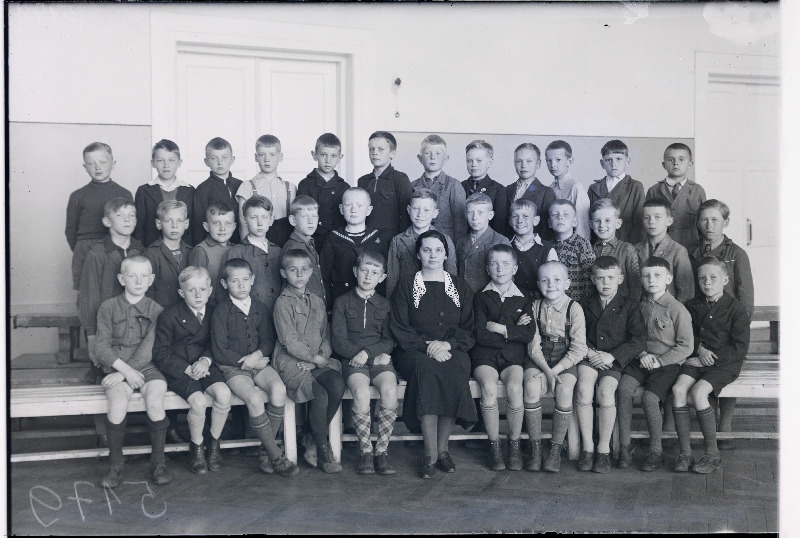 Grupp Tallinna 21. algkooli tüdrukuid oma klassijuhatajaga.