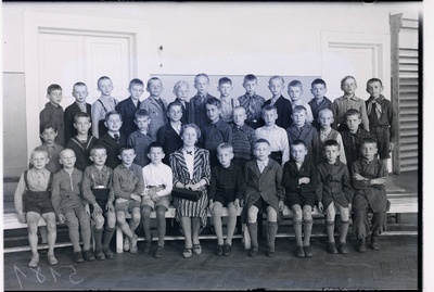 Grupp Tallinna 21. algkooli poisse oma klassijuhatajaga.  duplicate photo