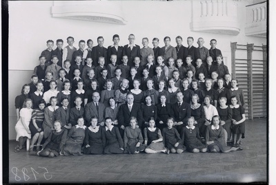 Grupp Tallinna 21. algkooli õpilasi oma õpetajaga.  duplicate photo