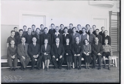 Grupp Tallinna 21. algkooli õpilasi oma õpetajaga.  duplicate photo