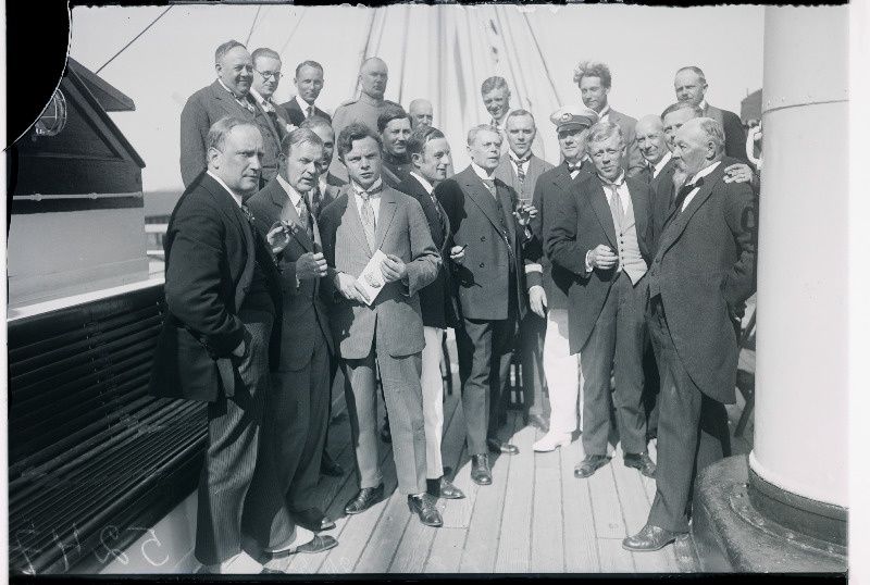 Mereasjanduse Peavalitsuse direktor Eduard Avik (paremalt 4.) laeva Drettningholm pardal.