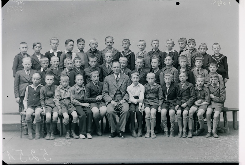 Grupp Tallinna I algkooli poisse oma klassijuhatajaga.