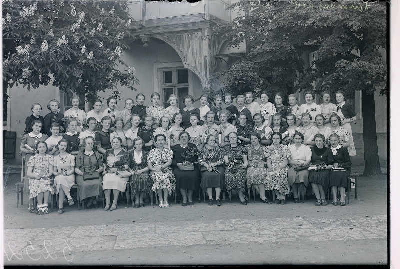 Grupp Täienduskooli õpilasi ja õpetajaid lõpupäeval.