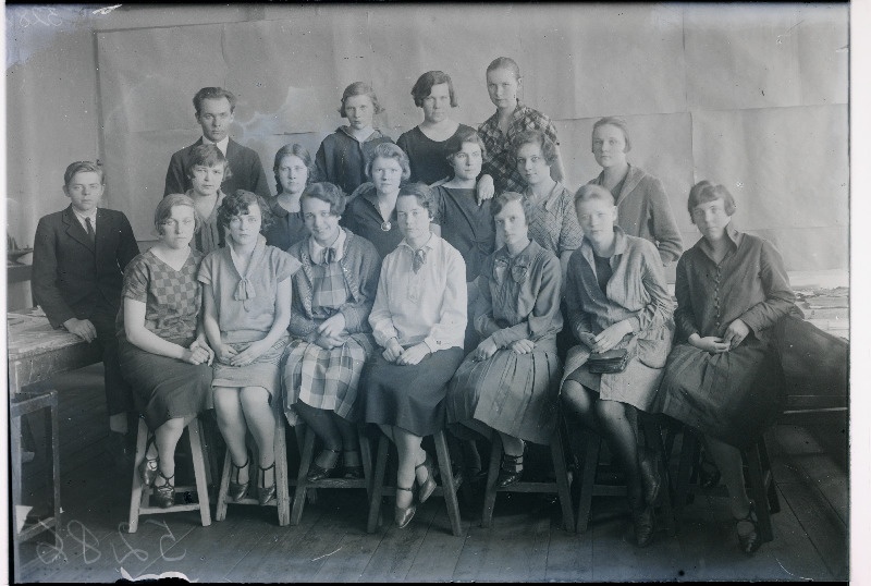 Grupp Riigi kunsttööstuskooli õpilasi.