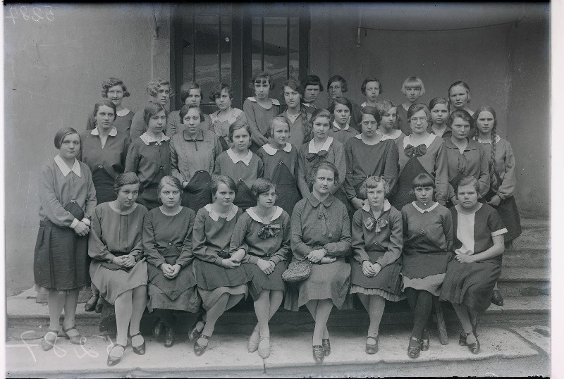 Grupp Riigi kunsttööstuskooli õpilasi.