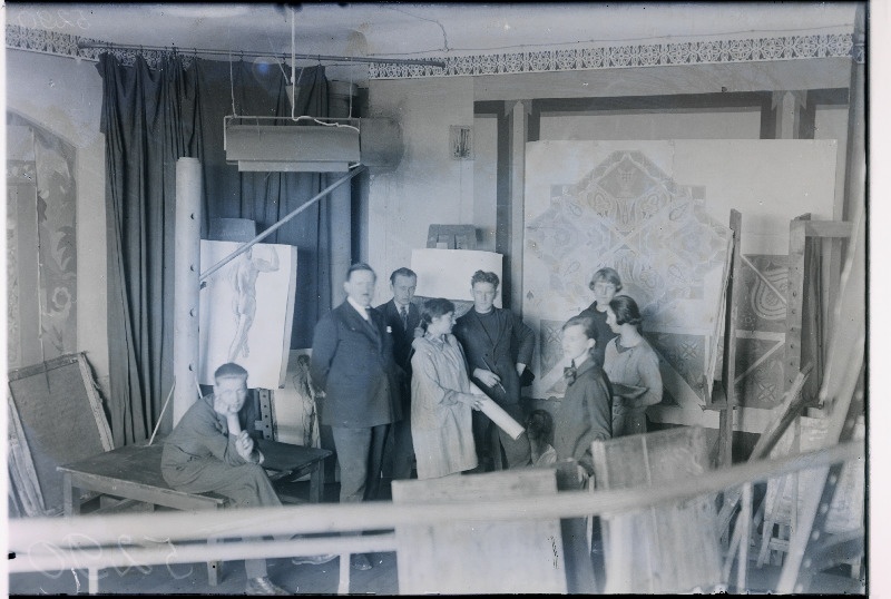 Grupp Riigi kunsttööstuskooli õpilasi ateljees.