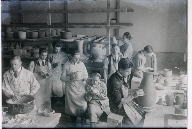 Grupp Riigi kunsttööstuskooli õpilasi keraamika tunnis.