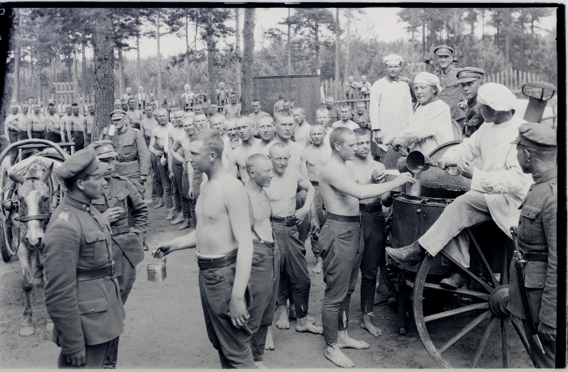 Allohvitseride kooli õppepataljon  lõunastamas.