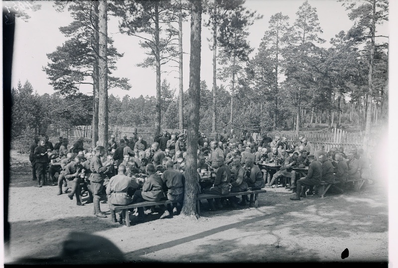 Allohvitseride kooli õppepataljon lõunastamas.