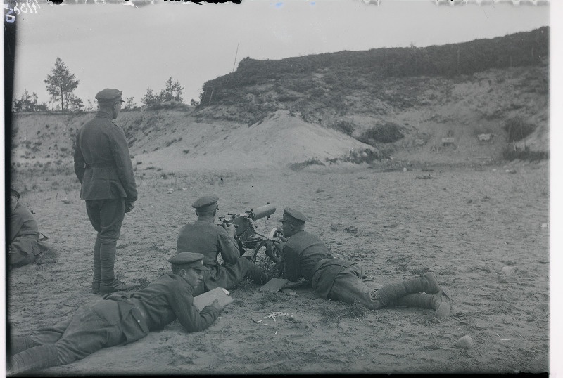 Allohvitseride kooli õppepataljon raskekuulipildujat käsitsemas.