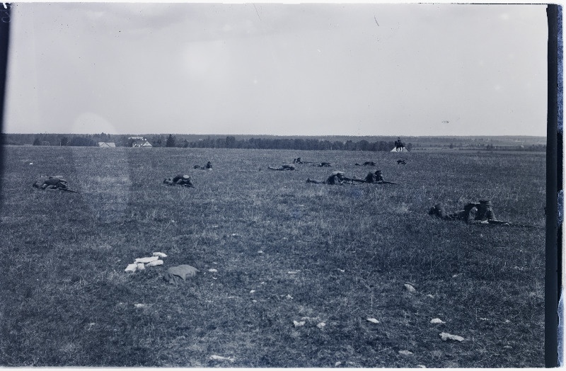 Allohvitseride kooli õppepataljon laskeharjutustel.