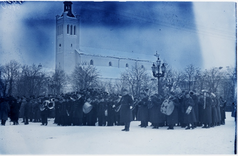 Orkester Vabadusristi kavaleride paraadil mängimas.