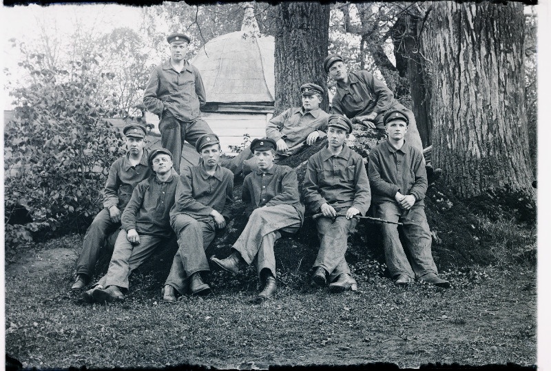 Telegraafi 1. kaablijao meeskond Petseri kloostri aias.