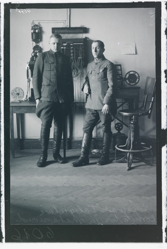 Eesti sõjaväe telegraafi mehaanikud kommutaatori juures.