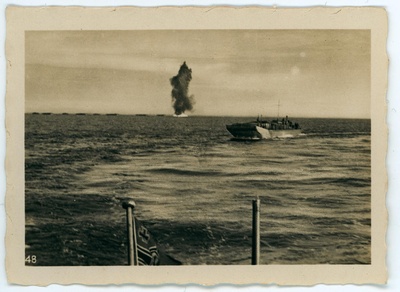 Saksa paadid merel, taamal meremiini plahvatus  duplicate photo