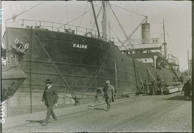 Aurulaev Kajak sadamas.  similar photo