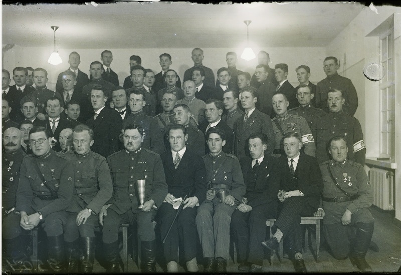 Grupp kaitseliitlasi. Ees vasakult 2.