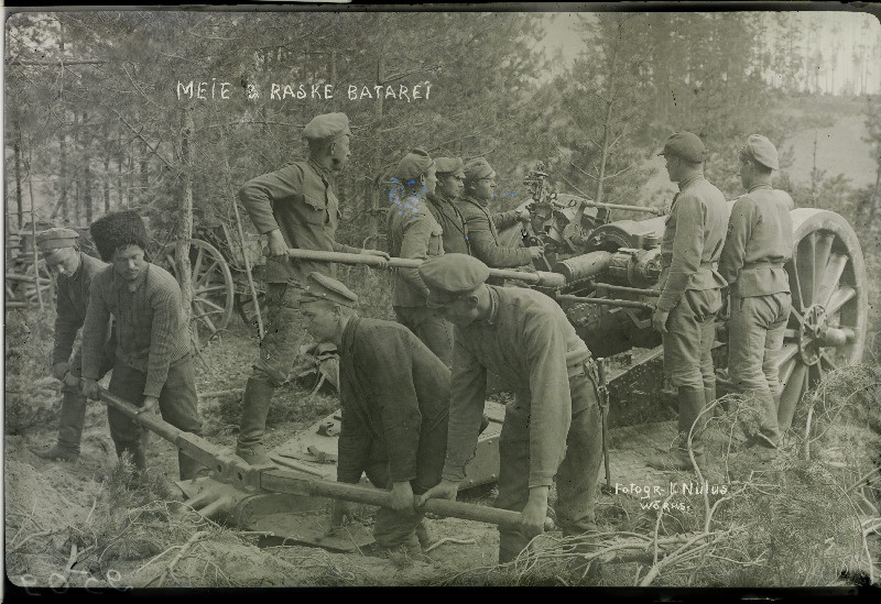 Vabadussõda. 3.Suurtükiväepolgu 3.patarei sõdurid Schneideri 122 mm haubitsaga positsioonil Ladenhofis (Lade)..