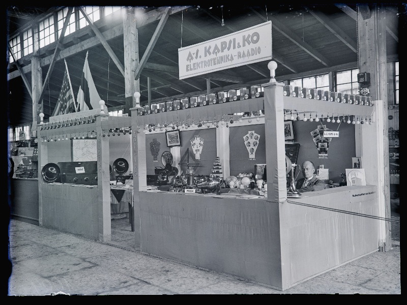 Aktsiaseltsi Kapsi ja lo elektrotehnika ja raadiokaubad näitusel.
