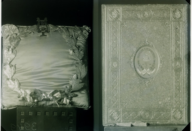 Seltsile Liedertafel tema 50. juubeliaastapäeval kingitud karikad.