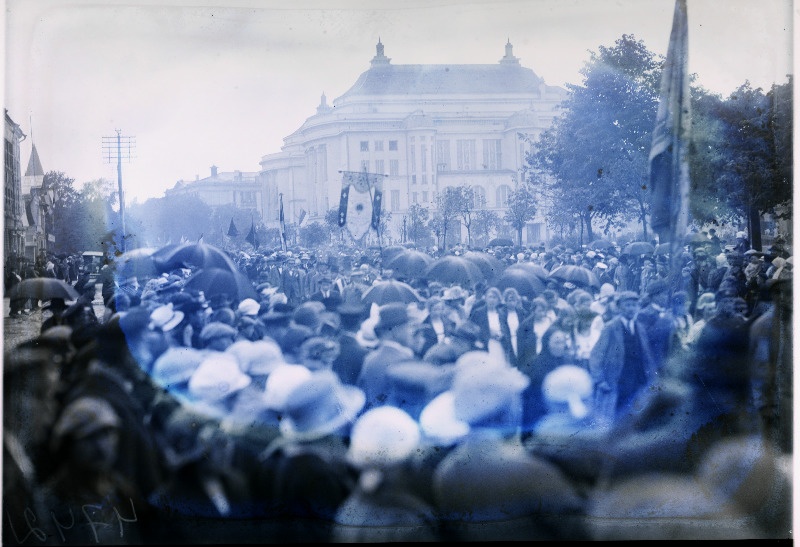 8. üldlaulupeost osavõtjad rongkäigus.