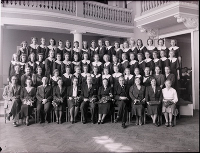 Grupp Tallinna 4. progümnaasiumi abituriente ja õpetajaid.  similar photo