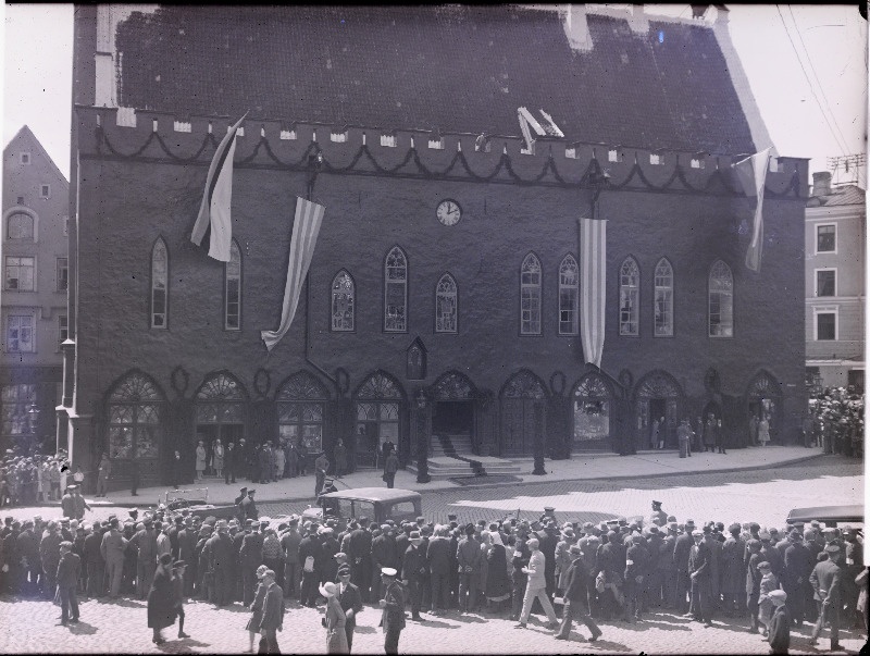 Rahvas Raekoja platsil Rootsi kuninga Gustav V ootel.