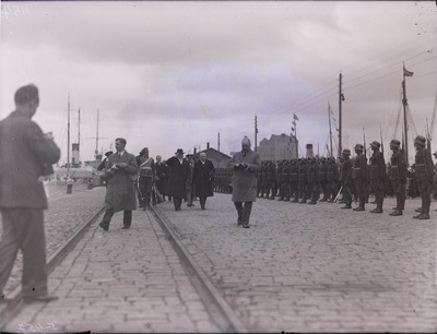 Eesti Vabariigi sõjavägi sadamas külalisi tervitamas.  similar photo