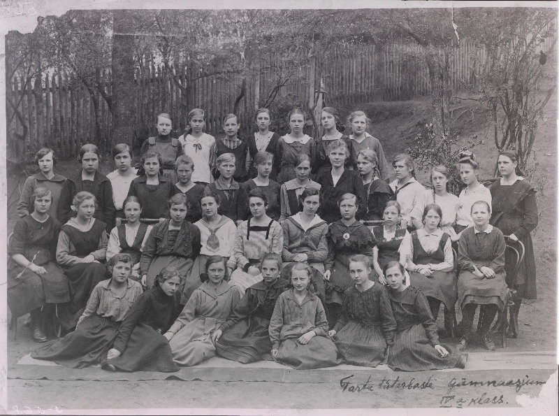 Grupp Tartu tütarlaste gümnaasiumi IV a klassi õpilasi.