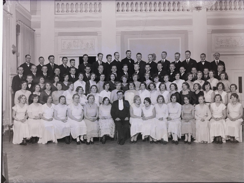 Grupp jalgratturite laulukoori liikmeid.