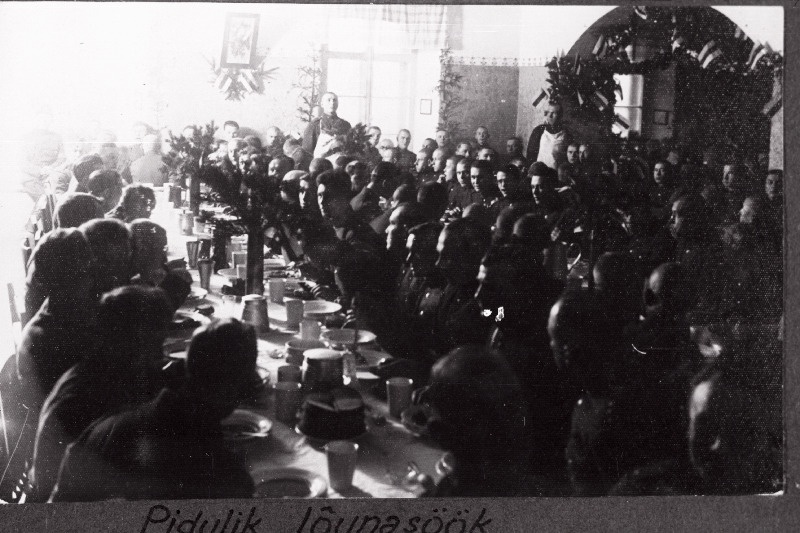 Eesti Vabariigi Scoutspataljoni 12. aastapäeva tähistamiseks korraldatud pidulikust lõunasöögist osavõtjad.