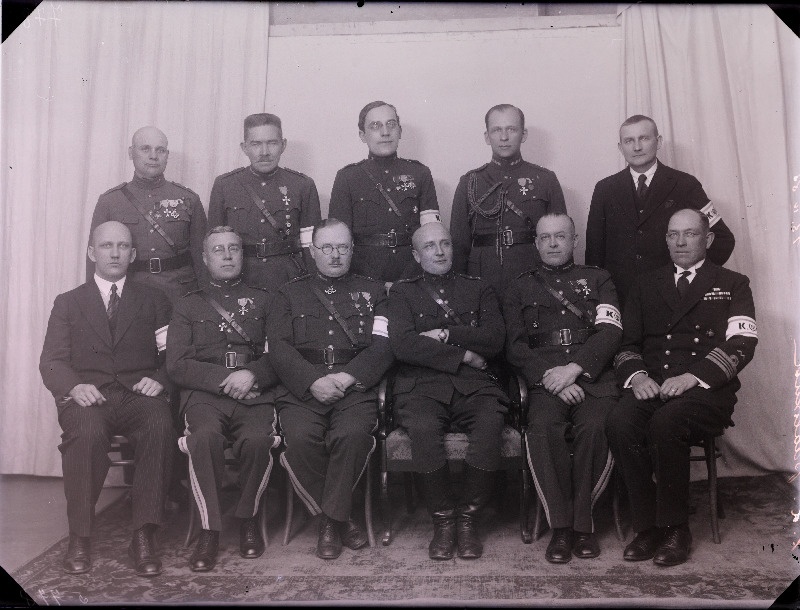 Grupp Eesti Kaitseliidu pealikuid, tagareas keskel Olev Reinthal (Reintalu).