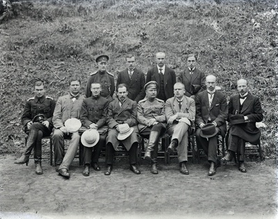 Rahvuskorgressi juhatus. Esireas vasakult: V. Tomingas, J. Kukk, A. Birk, P. Põld, kongressi esimees K. Päts, Jüri Vilms, M. Juhkam, J. Seljamaa; tagareas: T. Käärik, J. Kalm, J. Grünberg, A. Bachman.  duplicate photo