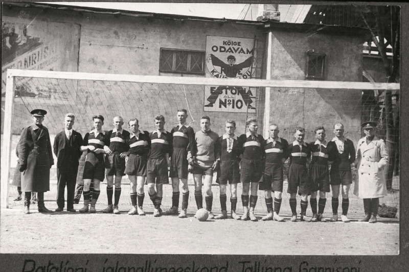 Eesti Vabariigi Scoutspataljoni jalgpallimeeskond Tallinna Garnisoni mängudel.