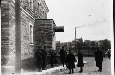 Eesti Vabariigi Scoutspataljoni ülem kolonelleitnant O. Pajusson Liiva kasarmu juures ohvitseridega vestlemas.  similar photo