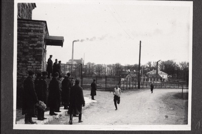 Jooksuvõistlus Eesti Vabariigi Scoutspataljonis, esimene nooremallohvitser Tuisk, teine nooremallohvitser Salit.  similar photo