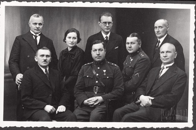 Allveelaevastiku Sihtkapitali Viljandi toimkonna juhatus, I reas (vasakult): H. Lauri, sekretäri abi A. Kald,  esimees J. Eisenberg, laekahoidja abi  R. Treiman, A. Maramaa; II reas: J. Rebane, sekretär A. Vilms, laekahoidja A. Vihvelin.  duplicate photo