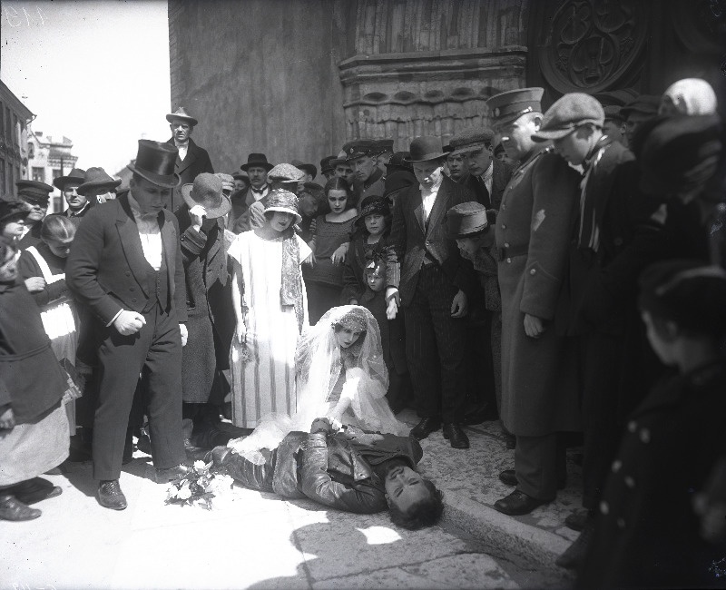 Stseen mängufilmist "Tšekaa komissar Miroštšenko" (1925).