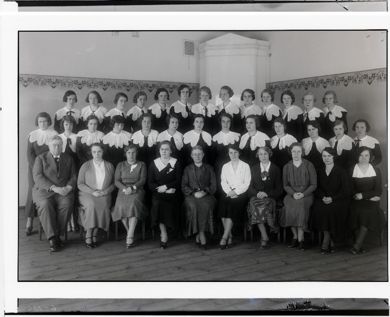 Grupp E. Lenderi tütarlaste era humanitaargümnaasiumi õpilasi ja õpetajaid.
