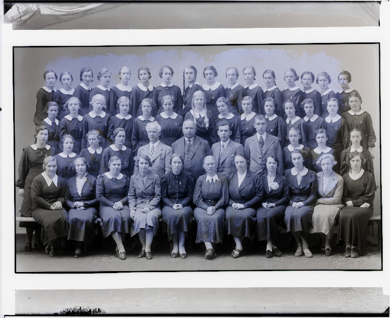 Grupp E. Lenderi tütarlaste era humanitaargümnaasiumi õpilasi ja õpetajaid.