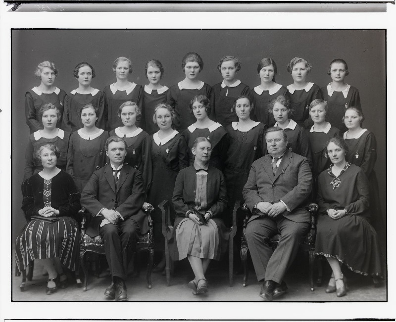 Grupp E. Lenderi tütarlaste era humanitaargümnaasiumi õpilasi ja õpetajaid.